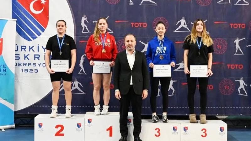 Ankara’da düzenlenen Gençler Flöre Türkiye Şampiyonası’nda Balıkesir Büyükşehir Belediyespor sporcuları