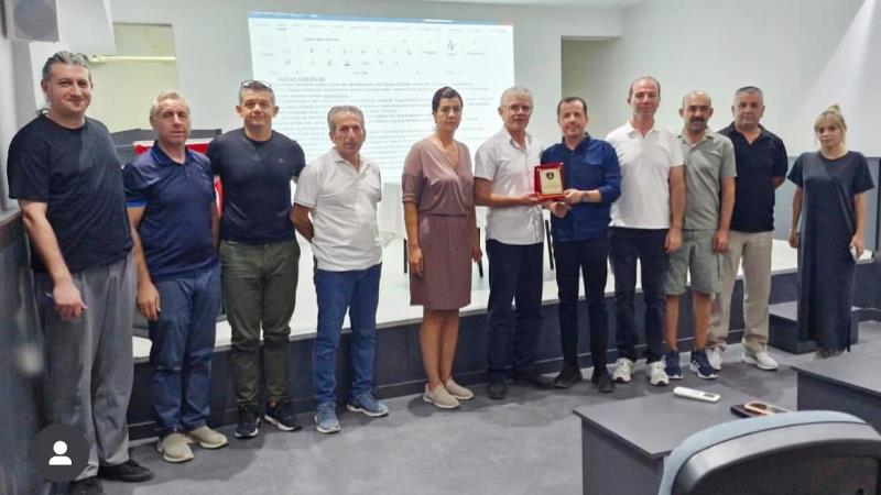 Ayvalık ilçesinde bulunan Pakmaya Kenan Kaptan Denizcilik Mesleki ve Teknik