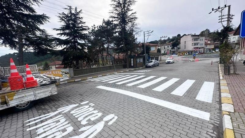 Balya ilçesinde yaya güvenliğinin iyileştirilmesi amacıyla yaya geçitlerine boyama işlemi