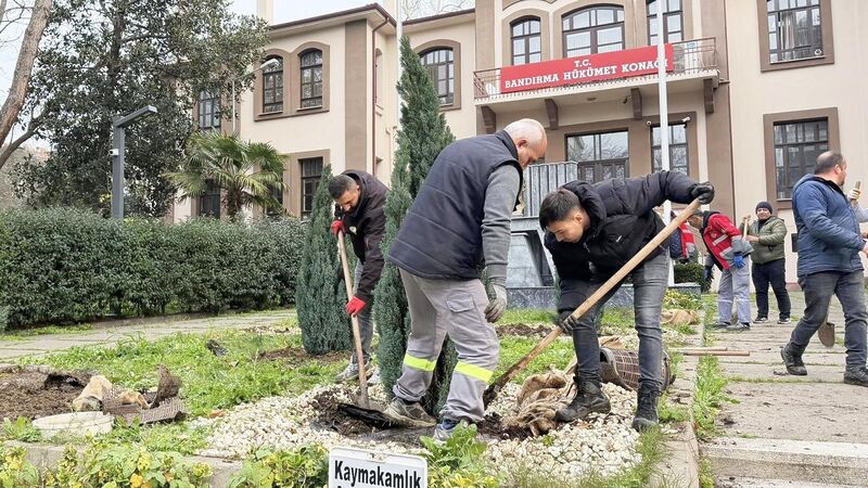 Bandırma Hükümet Konağı bahçesinde Balıkesir Orman Bölge Müdürlüğü tarafından ağaçlandırma