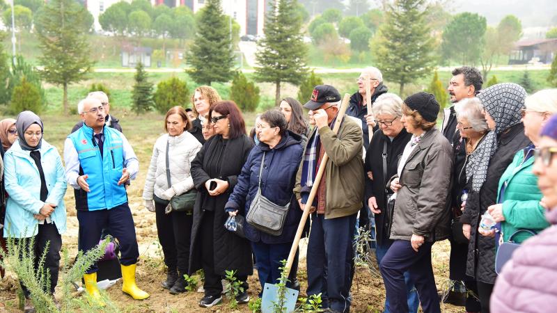 Balıkesir Üniversitesi’nde gerçekleştirilen lavanta dikimi etkinliği, 60+ Tazelenme Üniversitesi öğrencileri