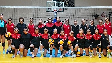Burhaniye Belediyespor Voleybol Takımı bünyesinde yetişen Midi Kızlar kategorisindeki 5