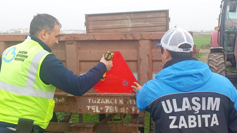 Balıkesir Büyükşehir Belediyesi tarafından traktör römorklarının gece görünürlüğünü artırmak ve