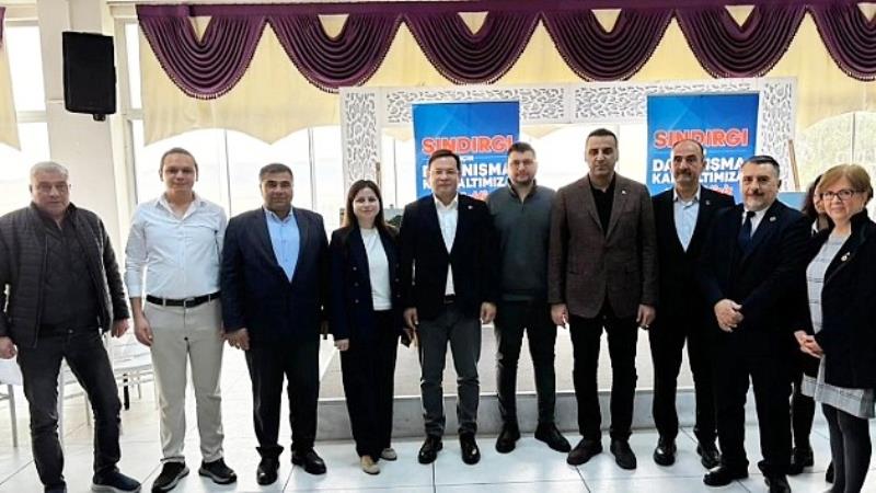 Sındırgı’da depremden etkilenen vatandaşlar için düzenlenen yardım gecesi, çeşitli siyasi