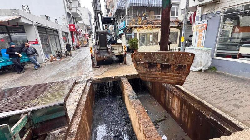 Marmara Adalar’da DSİ ve belediye ekipleri, uzun yıllardır temizlenmeyen kanallarda