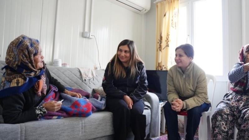 Sındırgı Belediyesi’ne bağlı sosyal destek birimi, ilçenin kırsal mahallelerinde yaşam