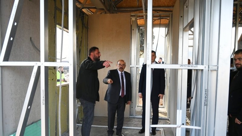 Balıkesir Valisi İsmail Ustaoğlu, Sındırgı ilçesine bağlı Alacaatlı Mahallesi’nde deprem