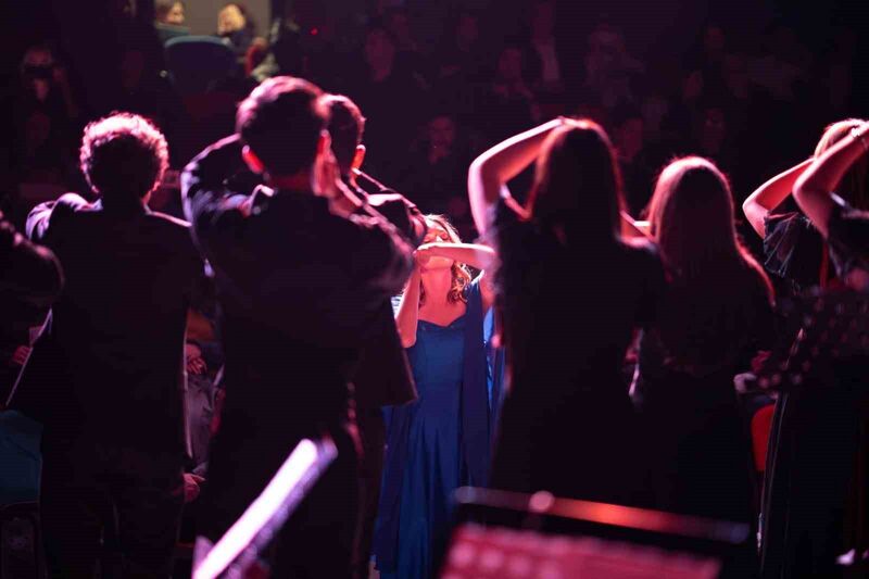 Balıkesir’in Ayvalık ilçesinde; yeni yılı karşılamaya günler kala, müziğin birleştirici