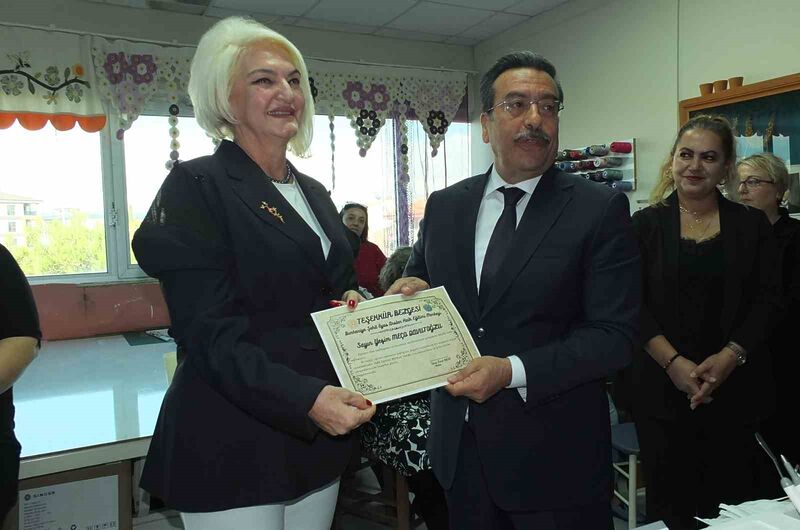 Balıkesir’de Burhaniye ilçe Kaymakamı Cumali Atilla, giyim atölyesine 9 makine