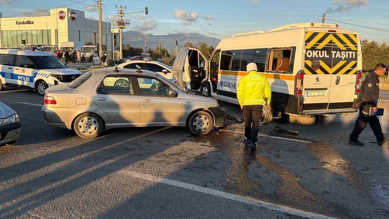 Balıkesir’in Edremit ilçesinde öğrenci servisi ile otomobilin çarpıştığı trafik kazasında
