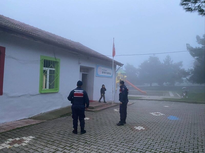 Balıkesir İl Jandarma Komutanlığı ekipleri, yılbaşı öncesinde öğrencilerin güvenliğini sağlamak