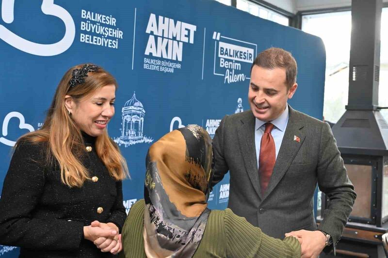 Kadın muhtarlarla bir araya gelen Balıkesir Büyükşehir Belediye Başkanı Ahmet