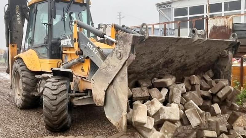 Bigadiç Belediyesi, Sanayi Sitesi’nde başlattığı parke taşı döşeme çalışmalarını sürdürüyor.