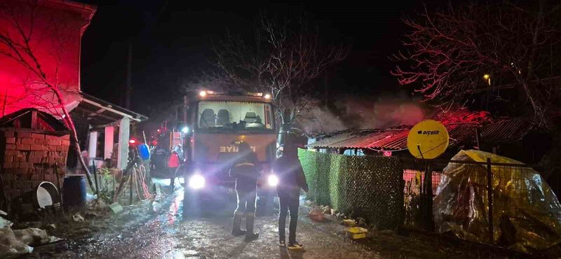 Balıkesir’in Bigadiç ilçesinde meydana gelen ev yangınında bir kişi dumandan