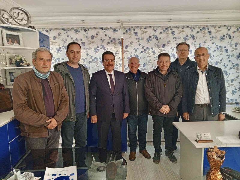 Burhaniye Kaymakamı Cumali Atilla, Burhaniye Eğitim Faaliyetlerini Destekleme Derneği’ni ziyaret