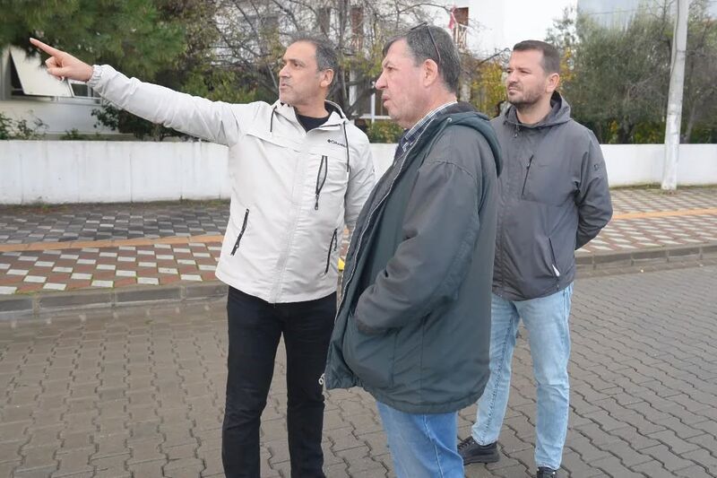 Burhaniye’de yoğun yağışlar, Ören Mahallesinde kanalizasyon borularına hasar verdi. Hasar