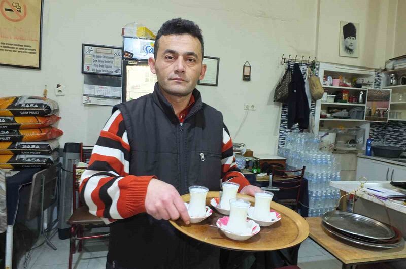 Burhaniye ilçesinde, kahvehanelerde süt servisi yapılması vatandaşları sevindirdi. Kış aylarının