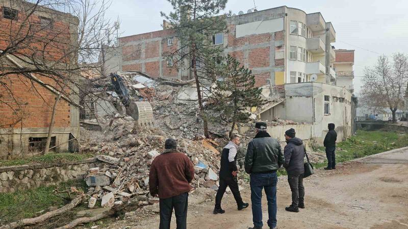 Balıkesir’in Sındırgı ilçesinde yaşanan depremlerin ardından ağır hasar gören binalara