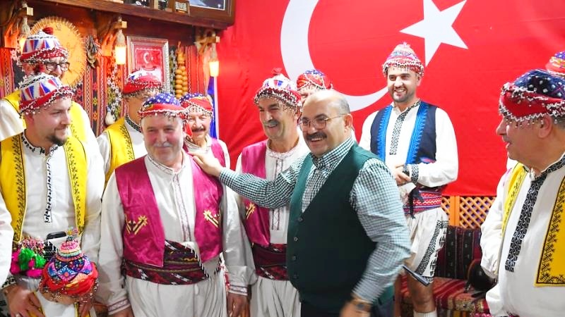 Balıkesir Valisi İsmail Ustaoğlu, eşi Şenay Ustaoğlu ile Dursunbey Folklor
