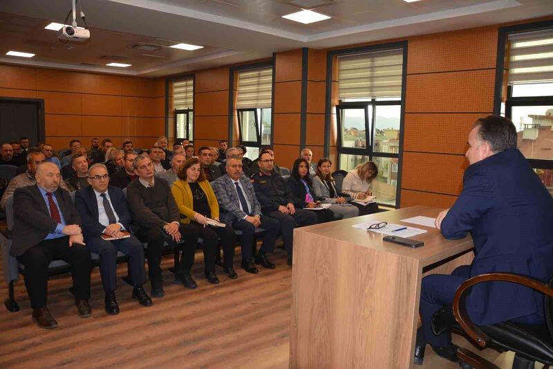 Edremit Kaymakamı Ahmet Odabaş başkanlığında düzenlenen muhtarlar değerlendirme toplantısında, 2025