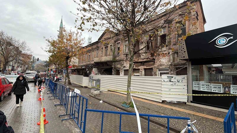 Balıkesir’in Edremit ilçesinde etkili olan sağanak yağış, kentin simge yapılarından