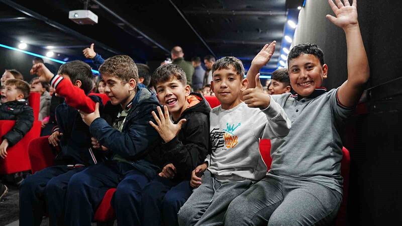 Art arda yaşanan depremlerle sarsılan Balıkesir Sındırgı’da çocuklara moral olmak