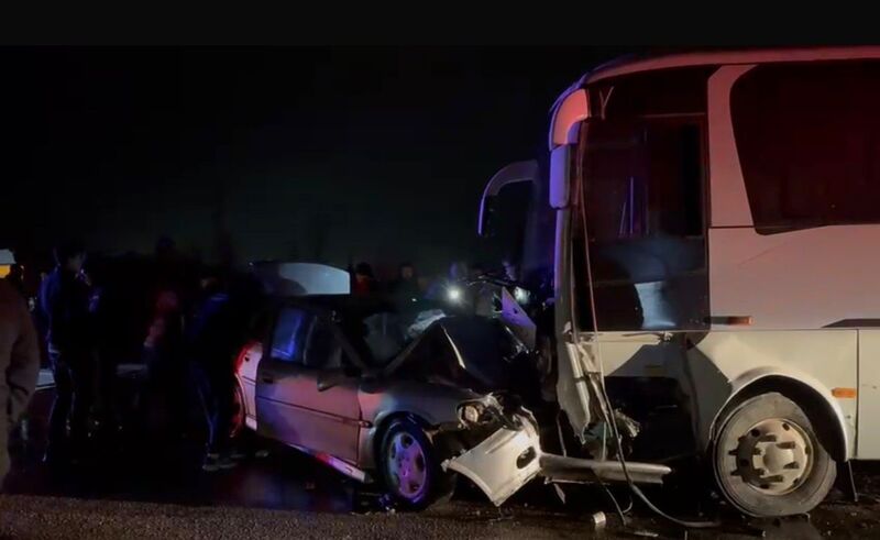 Balıkesir’in Gönen ilçesinde işçi servisi ile otomobilin çarpışması sonucu 1