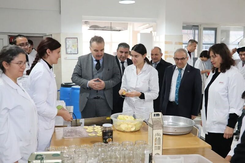 Balıkesir’in Edremit ilçesinde Kaymakam Ahmet Odabaş ve İlçe Millî Eğitim