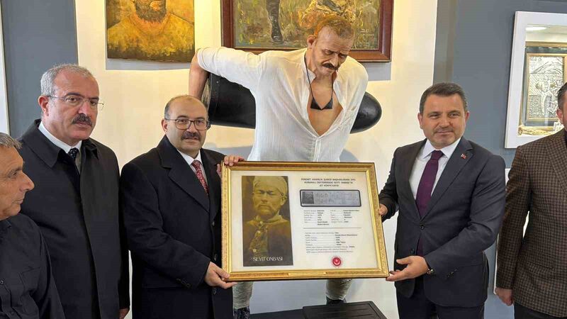 Çanakkale Savaşları’nın simge isimlerinden 276 kiloluk top mermisini kaldırarak düşman