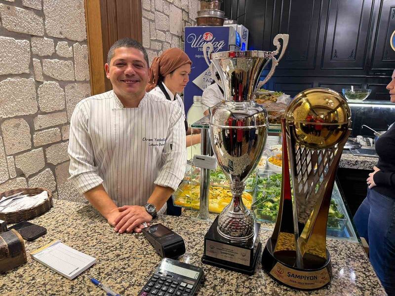 Edremit’in tanınmış esnaflarından Lokanta Bahar’ın kurucusu Ekrem Yanbolluoğlu, iş yerinin