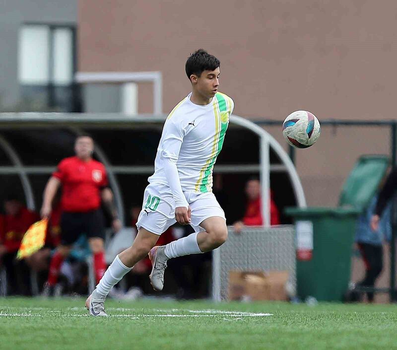 Geçtiğimiz yıl 1966 Edremitspor’dan transfer edilen genç futbolcu Egehan Kolçak,