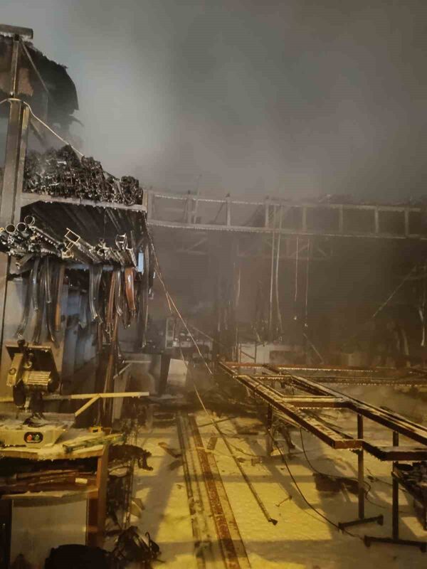 Balıkesir’in Gönen ilçesinde çerçeve ve kapı üretimi yapan işletmede çıkan