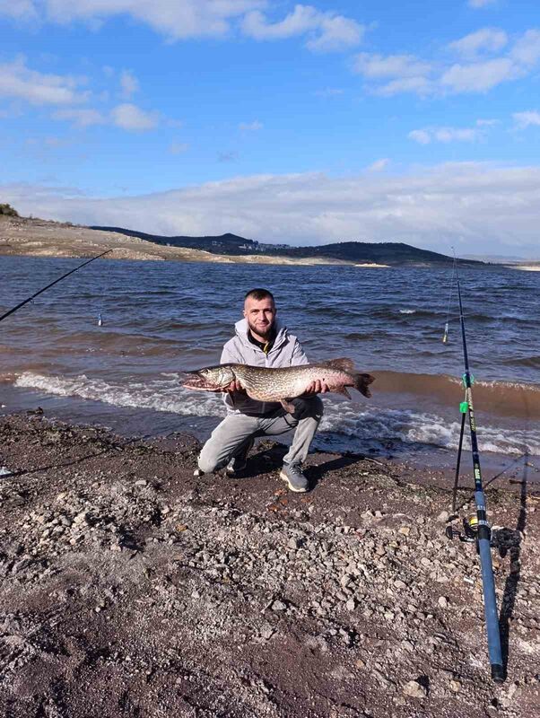 Balıkesir’in Sındırgı ilçesinde bulunan Çaygören Barajı’nda balık avına çıkan profesyonel
