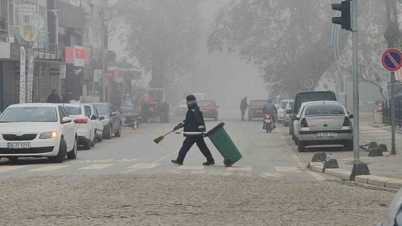 Balıkesir’in Sındırgı ilçesinde gece etkili olmaya başlayan sis, sabah saatlerinde