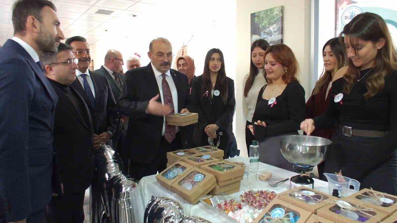 Burhaniye ilçesinde, Balıkesir Üniversitesine bağlı Uygulamalı Bilimler Fakültesinde öğrenciler 30