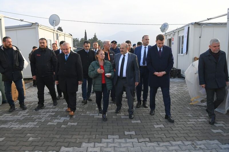 Balıkesir Valisi İsmail Ustaoğlu, Sındırgı ilçesinde deprem sonrası yürütülen çalışmalara