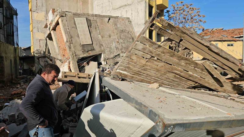 Balıkesir’in Sındırgı ilçesinde 27 Ekim’de meydana gelen depremin izleri silinmeye