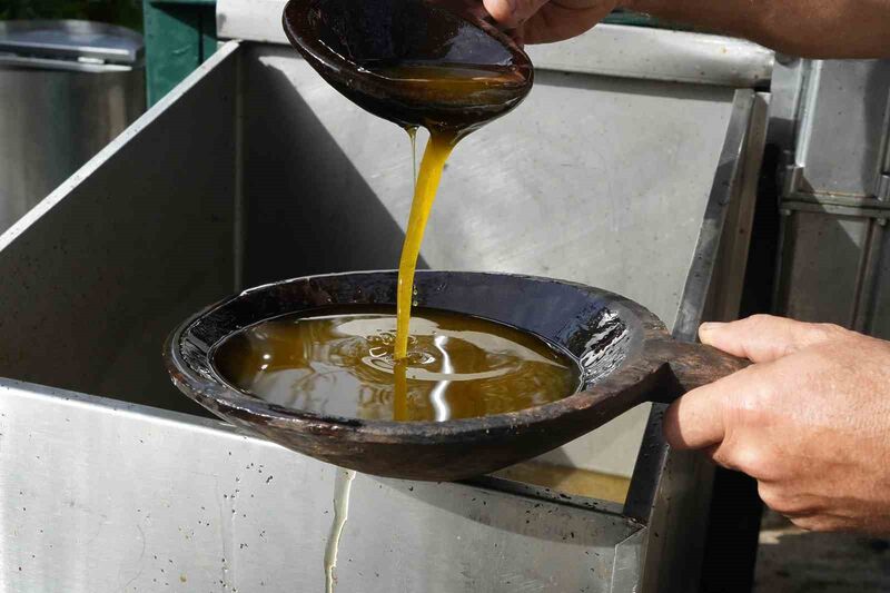 Balıkesir’in Ayvalık ilçesinde Erdinç Tügen, dede yadigarı taş baskı yöntemiyle