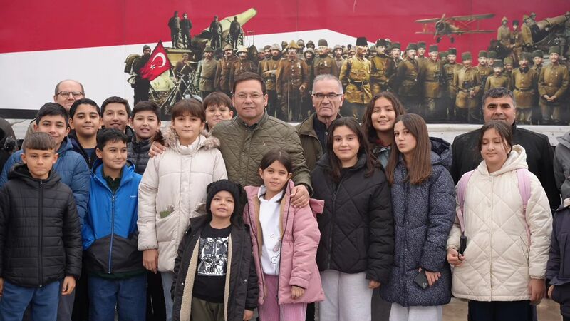 Sındırgı Belediye Başkanı Serkan Sak, mobil müzeyi ilçe halkı ve