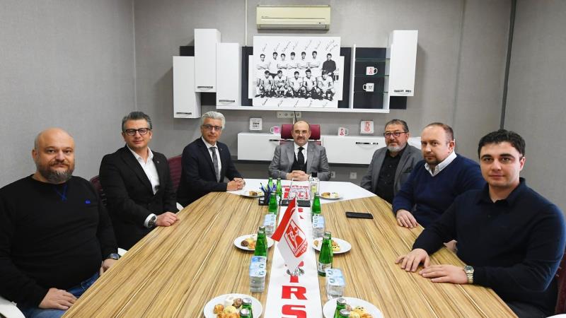 Balıkesir Valisi İsmail Ustaoğlu, Balıkesirspor Kulübü’ne nezaket ziyaretinde bulundu. Vali
