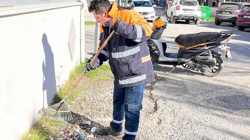 Burhaniye Belediyesi Temizlik İşleri Müdürlüğü ekipleri, ilçe genelinde temizlik ve