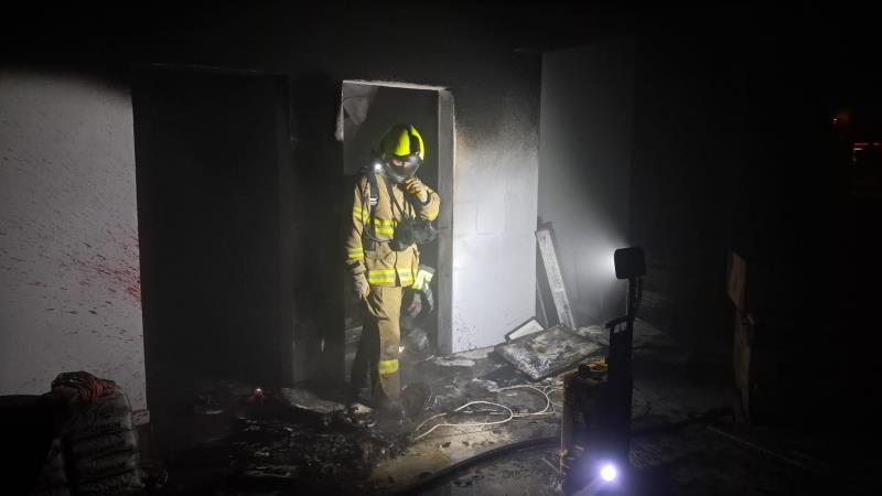 Binadan yükselen yoğun dumanları gören vatandaşlar, panikle durumu itfaiye ekiplerine