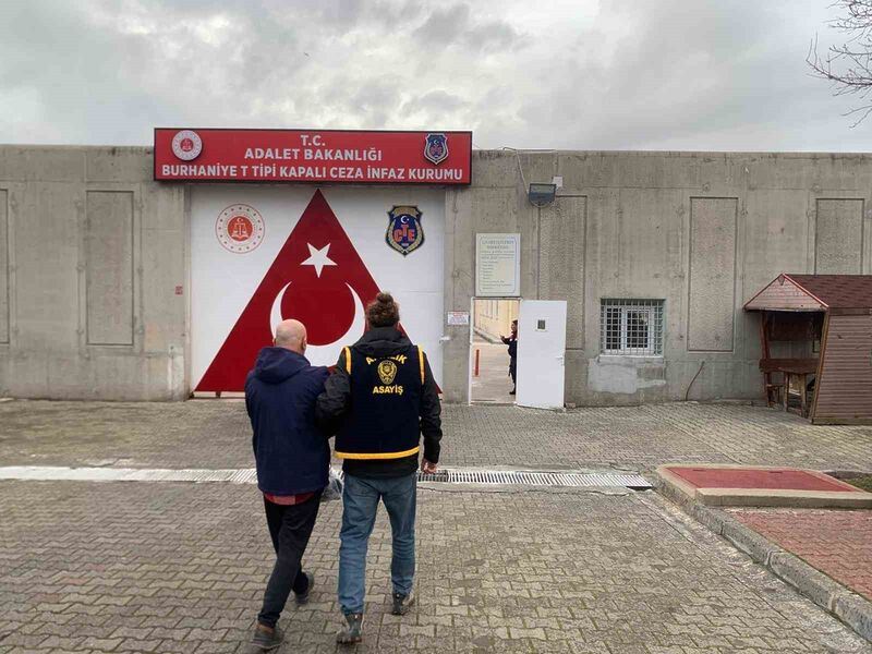 Balıkesir’in Ayvalık ilçesinde; kendisini aktif görevdeymiş gibi tanıtan meslekten ihraç