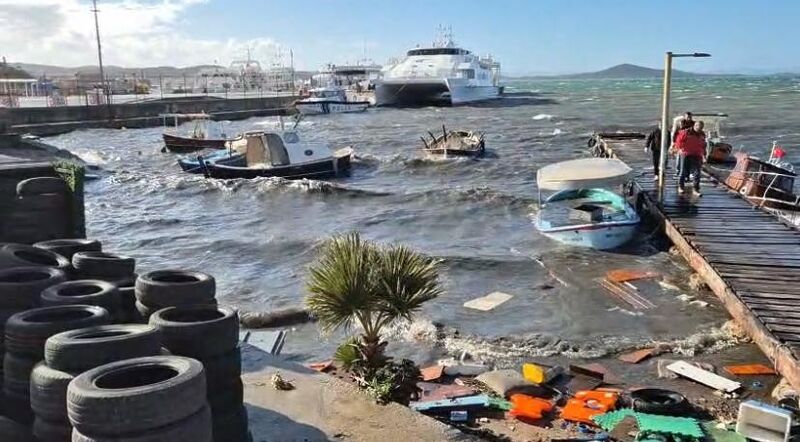 Balıkesir’in Ayvalık ilçesinde şiddetli lodos hayatı denizdeki tekneleri parçaladı.. Meteorolojiye