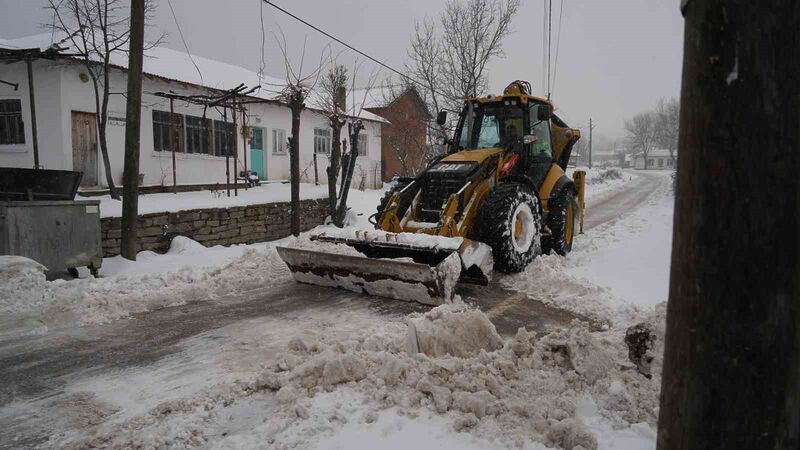 Balıkesir’deki kar yağışının yoğun olduğu bölgelerde ulaşımın aksamaması için Balıkesir