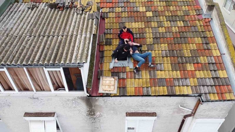 Balıkesir’in Altıeylül ilçesinde atlamak için çatıya çıkan şahıs, polis ve