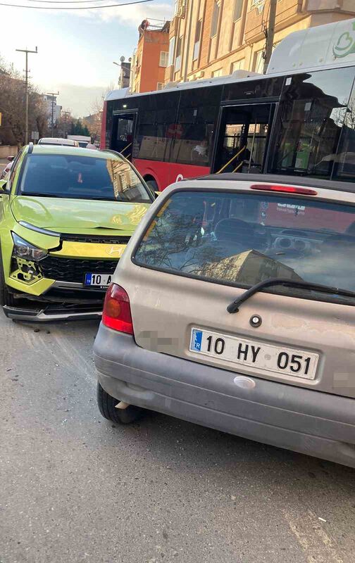 Balıkesir’in Karesi ilçesinde kavşakta meydana gelen çift taraflı trafik kazasında