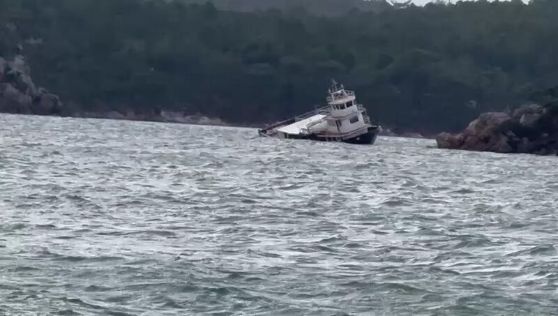 Balıkesir’in Ayvalık ilçesinde etkili olan kuvvetli lodos bir feribotu sürükledi.