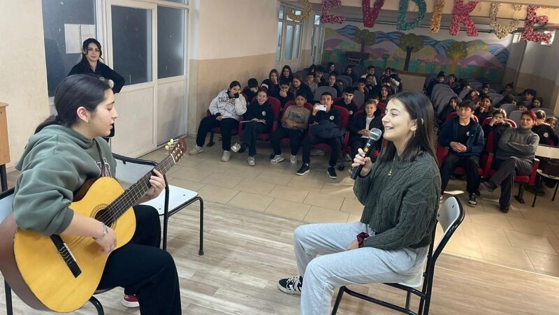 Balıkesir’in Burhaniye ilçesinde, okullarda Aile ve Oyun temalı etkinlikler başladı.