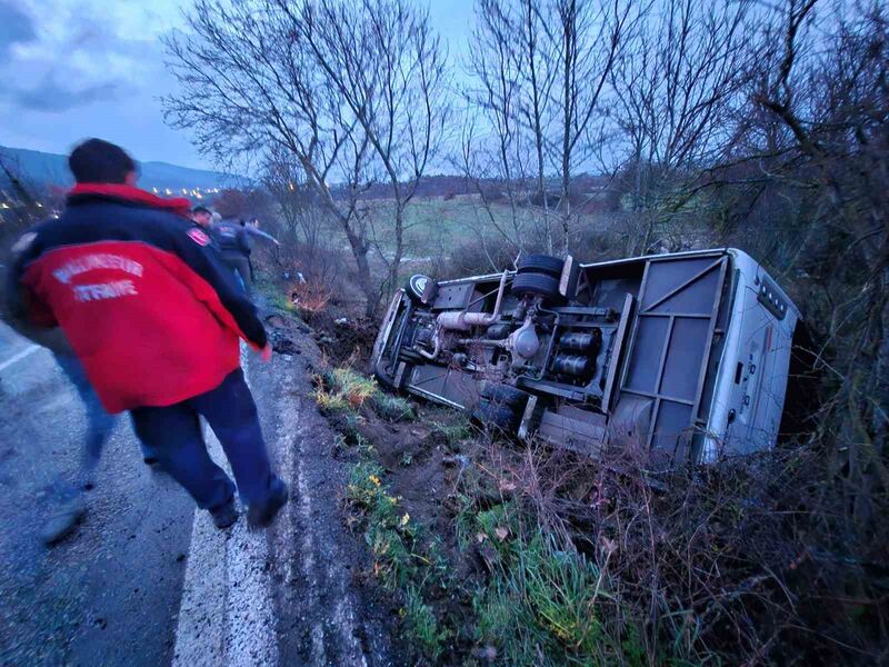 Balıkesir’in İvrindi ilçesinde meydana gelen trafik kazasında 19 yolcusu bulunan